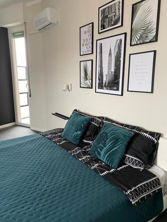 诺瓦拉Skyline的卧室内的一张带黑色和绿色枕头的床