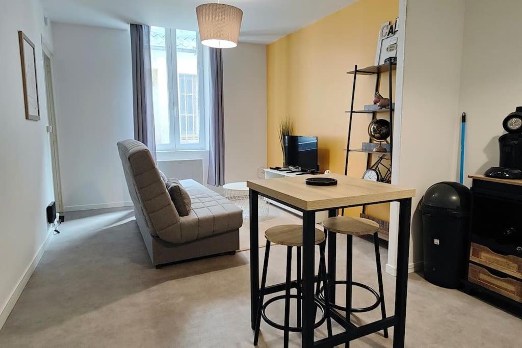 布莱Bel appartement face Citadelle的客厅配有桌子和椅子