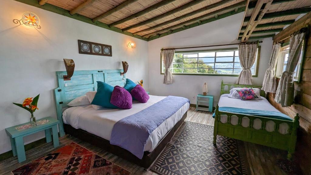 塔比奥Wepa la Pepa Campestre的一间卧室配有两张床和两张桌子