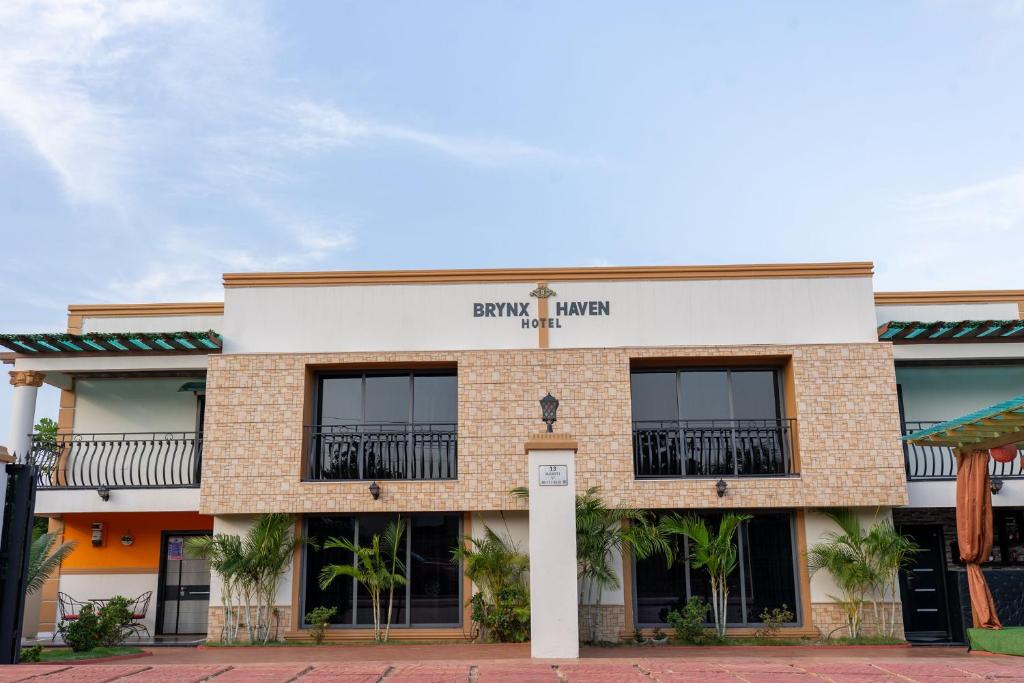 阿克拉Brynx Haven - Adenta, Accra的带有读彩摩根标志的建筑