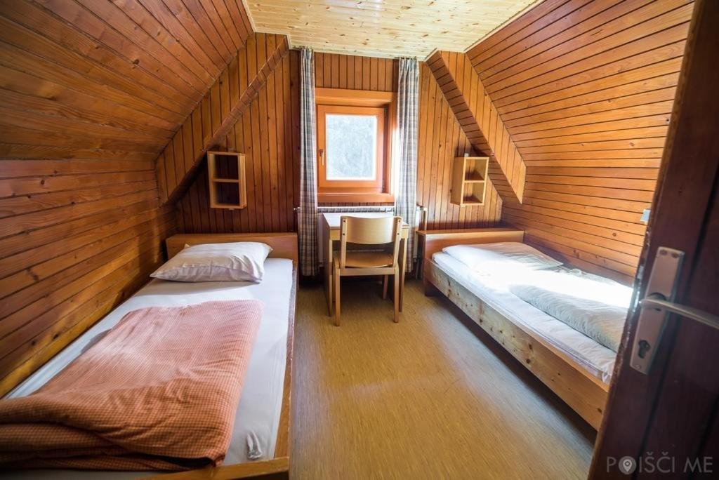 霍茨科波霍尔耶Ruška koča的小木屋内带两张床的房间