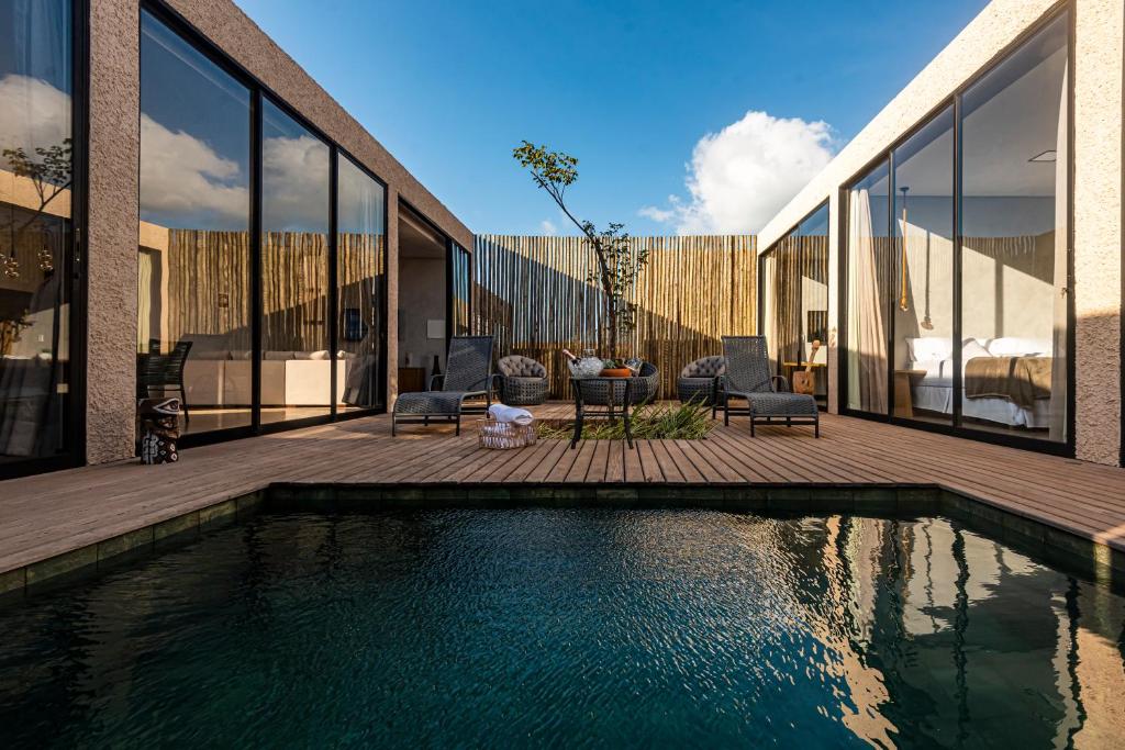 圣米格尔-杜戈斯托苏Uhane Luxury Villas的一座房子,旁边设有游泳池