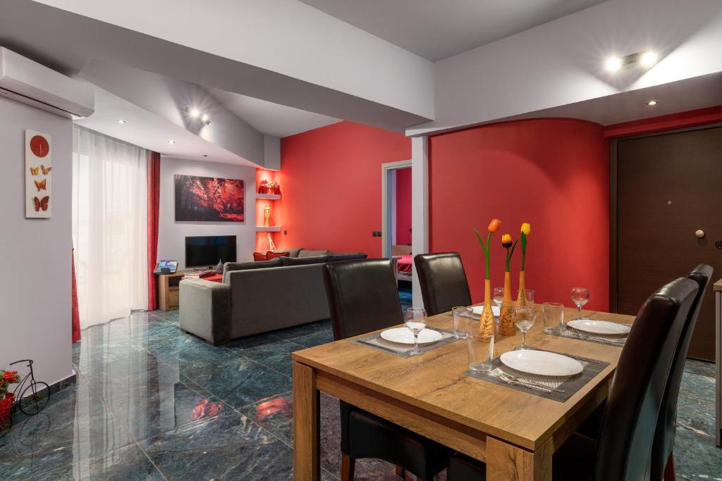 伊利索斯Fata Morgana Apartment的一间带桌子和沙发的用餐室
