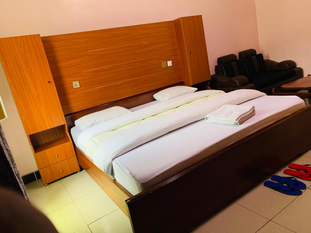 吉塞尼Arundinaria guest house的一间卧室配有一张大床和木制床头板