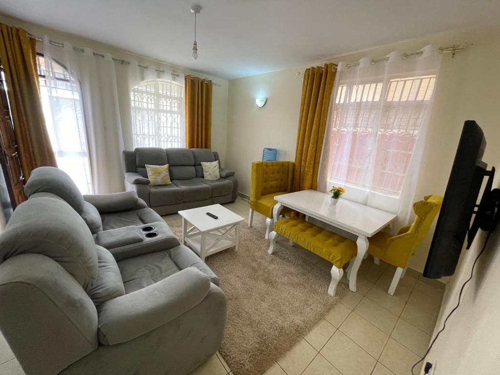 基苏木Lefad Apartment-3Bedrooms own compound的客厅配有沙发和桌子