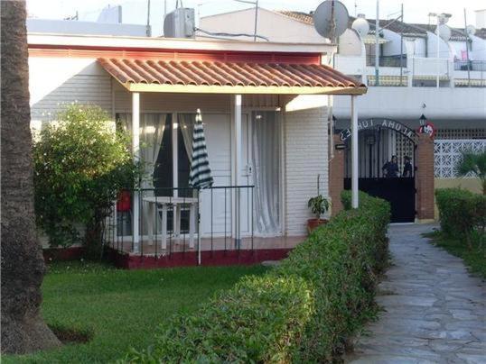 多列毛利诺斯Bungalow Aloha Torres的白色的房子,设有门廊和围栏