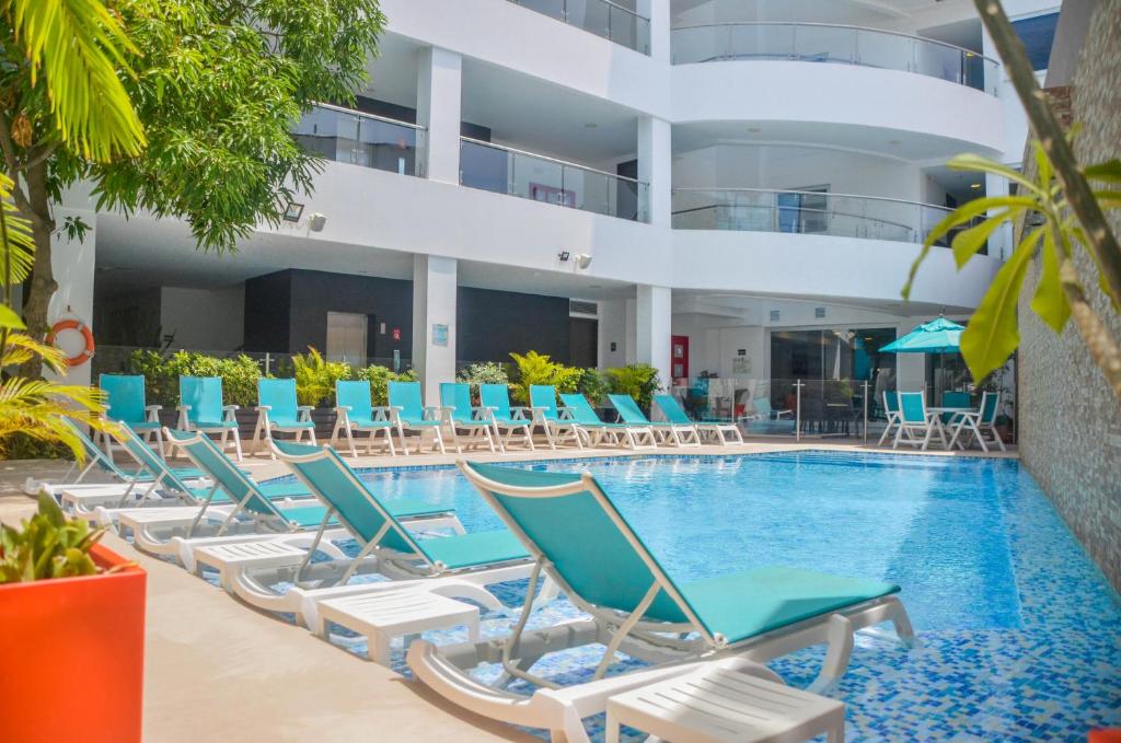 圣安德烈斯美洲波托韦洛广场酒店的一座带躺椅的游泳池和一座建筑