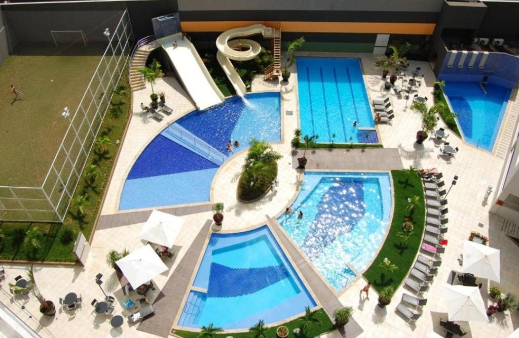 热河市Veredas do Rio Quente Hotel Service的大型游泳池的顶部景色