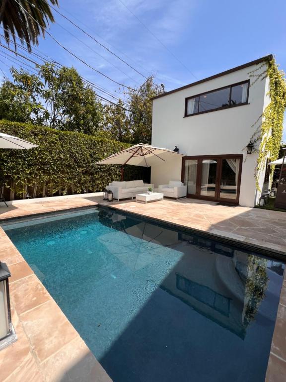 洛杉矶The Cozy Villa的房屋前的游泳池