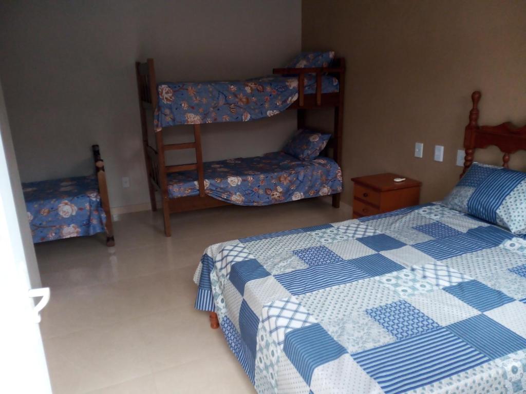 德尔菲诺波利斯Aconchego da canastra的一间卧室配有两张床和一张双层床。