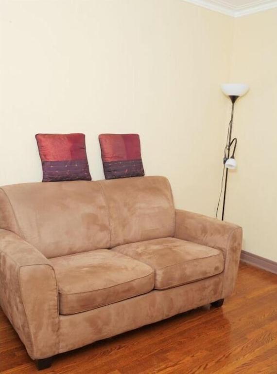 多伦多Raised bungalo的一张棕色的沙发,上面有两个枕头