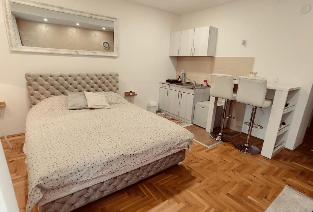 克拉列沃Apartman Puket的一间带床的小卧室和一间厨房