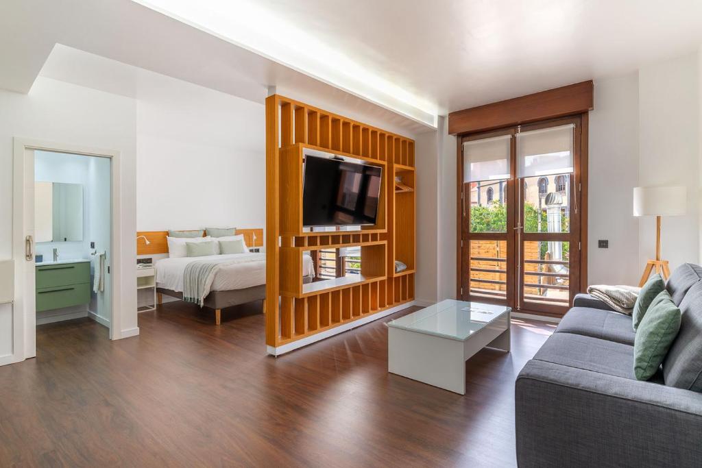 拉拉古纳El Sol,10的客厅配有沙发和1张床