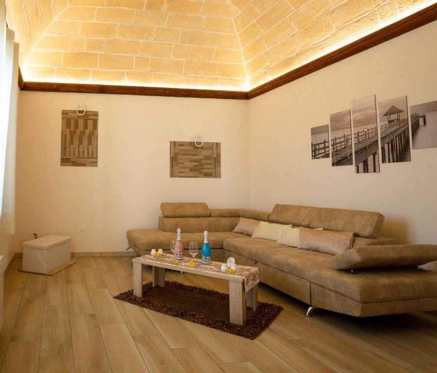 马尔萨拉Casa Vacanza Patrizia的客厅配有沙发和桌子