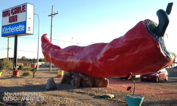 拉斯克鲁塞斯Big Chile Inn & Suites的加油站前的红色大鱼雕像