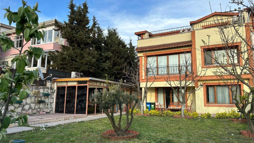 大切克梅杰Doğa Villa Guest House的前院有树的房子