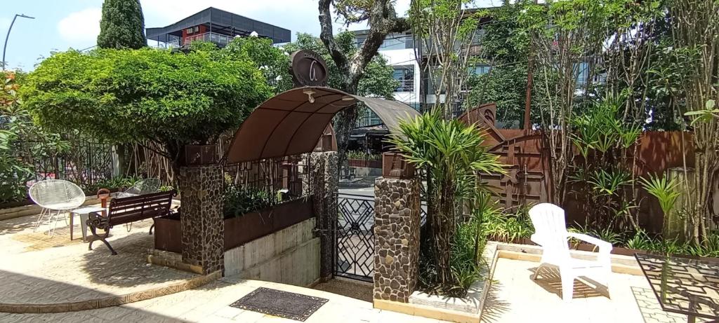 佩雷拉唐阿方索酒店的花园设有围栏、椅子和长凳