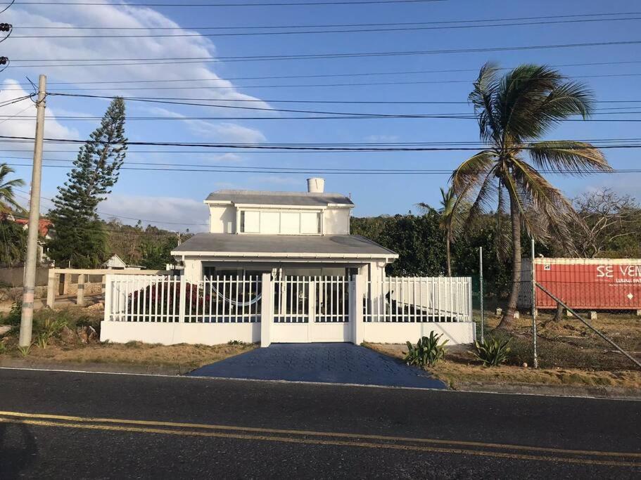 圣安德烈斯Marie Joseph Villa的白色房子前面的白色围栏