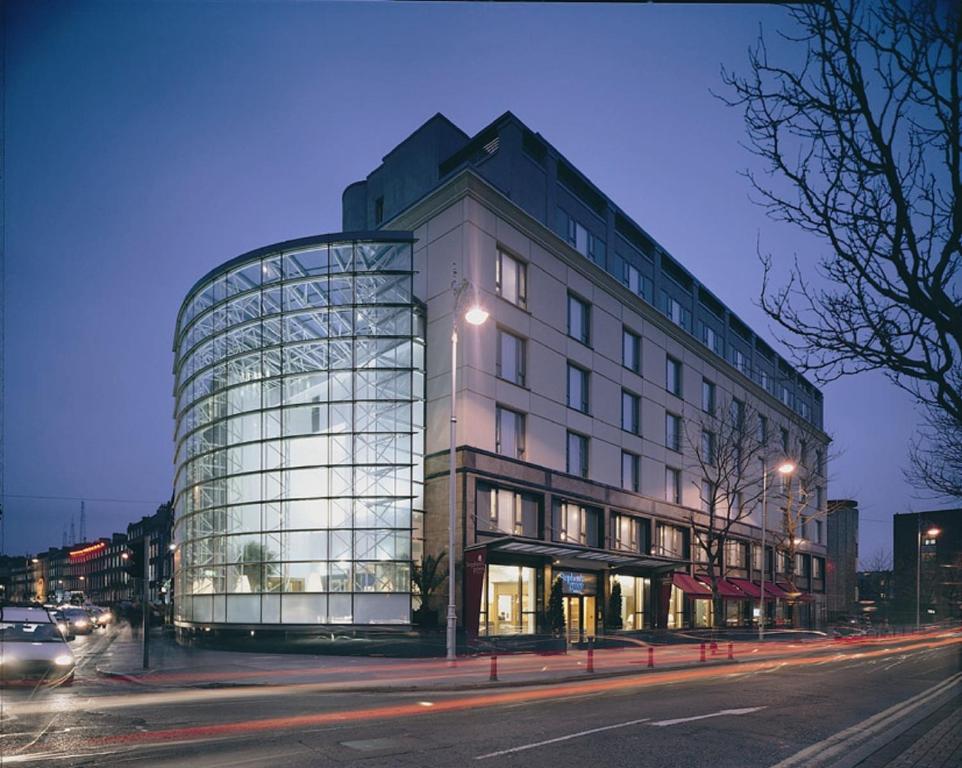 都柏林格林旅馆的夜幕降临的城市街道上一座大型玻璃建筑