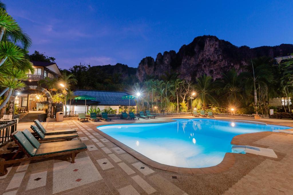 奥南海滩Green View Village Resort - SHA Plus的一座晚上的游泳池,背景是一座山