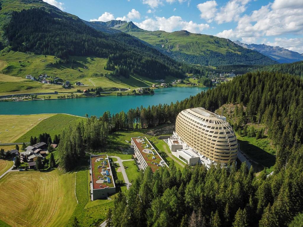 达沃斯AlpenGold Hotel Davos的享有湖畔建筑的空中景致