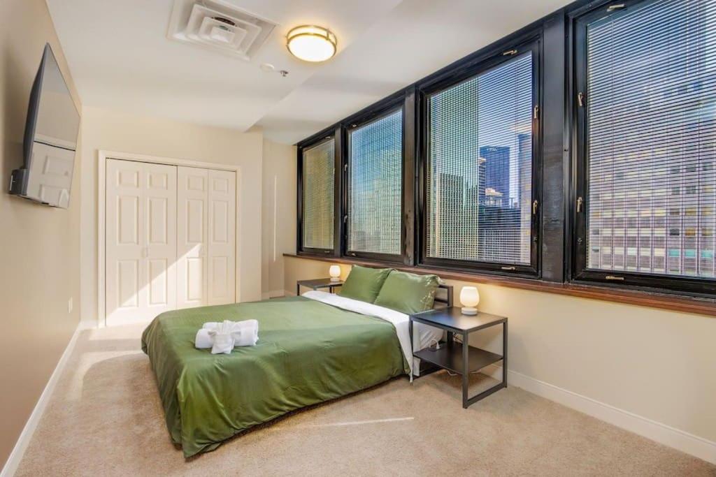 匹兹堡Luxe City Views in DT Pittsburgh VALET GYM WIFI的一间卧室配有一张床,上面有两条毛巾