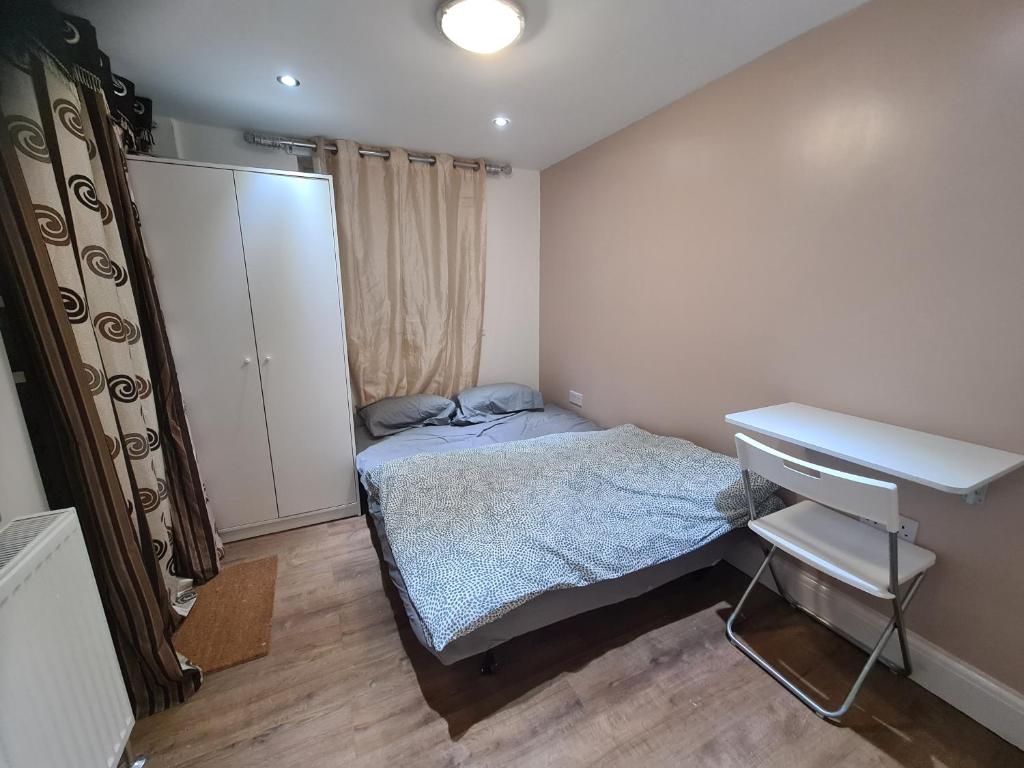 FelthamAmazing 1 bed flat near Heathrow的一间小卧室,配有一张床和一张书桌