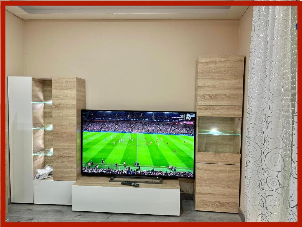 卡里拉Duplex en centro de calella的客厅里的电视,带有足球游戏