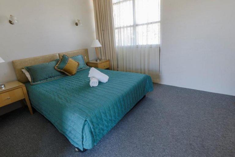 LochinvarLochinvar Hotel Motel的一间卧室配有一张床,上面有两条毛巾