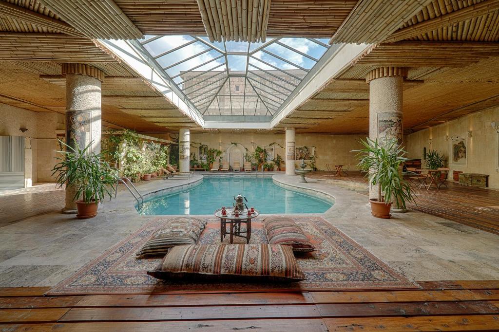 格雷梅赫比Spa酒店的一座大楼内带天窗的游泳池
