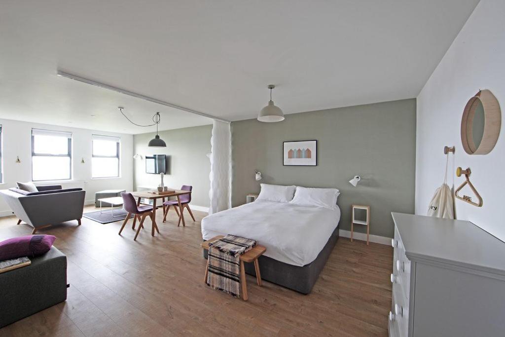 威克Portgordon - 1 Bed Luxury Studio Apartment的一间卧室设有一张床和一间客厅。