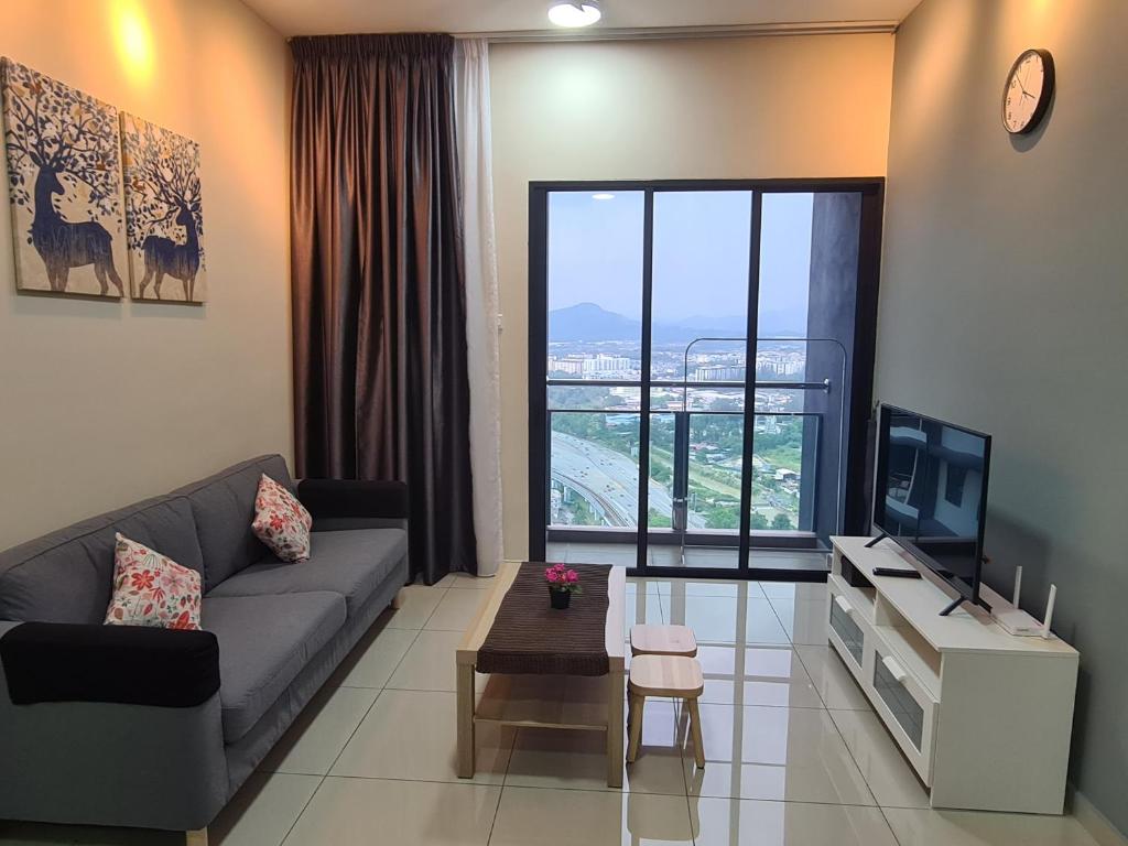 蕉赖Alpine Parkland Netflix 5 beds at MRT Batu 11 Cheras的带沙发和电视的客厅