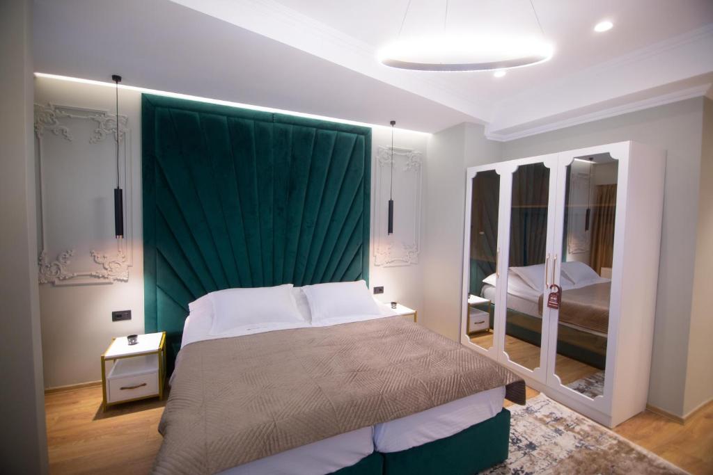 戈里察Sky View Hotel的一间卧室配有一张带绿篷的床