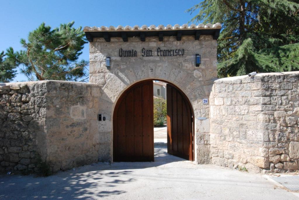卡斯特罗赫里斯Quinta San Francisco的石头建筑的入口,带有木门