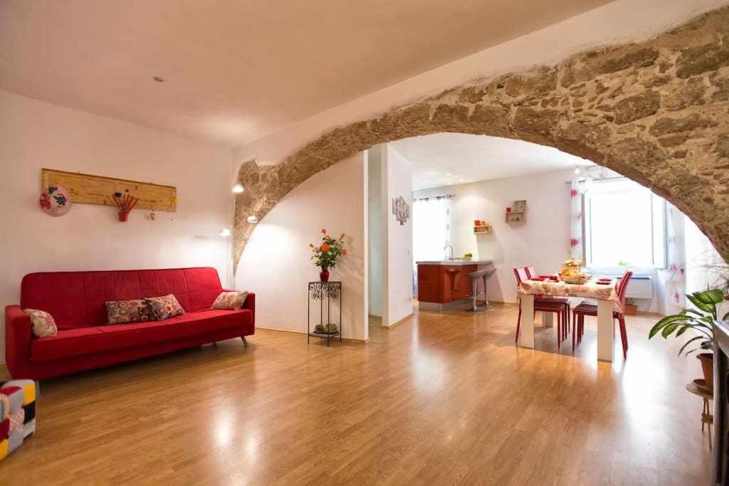 阿尔盖罗Casa Principe open space wifi ac all comforts的客厅配有红色的沙发和桌子