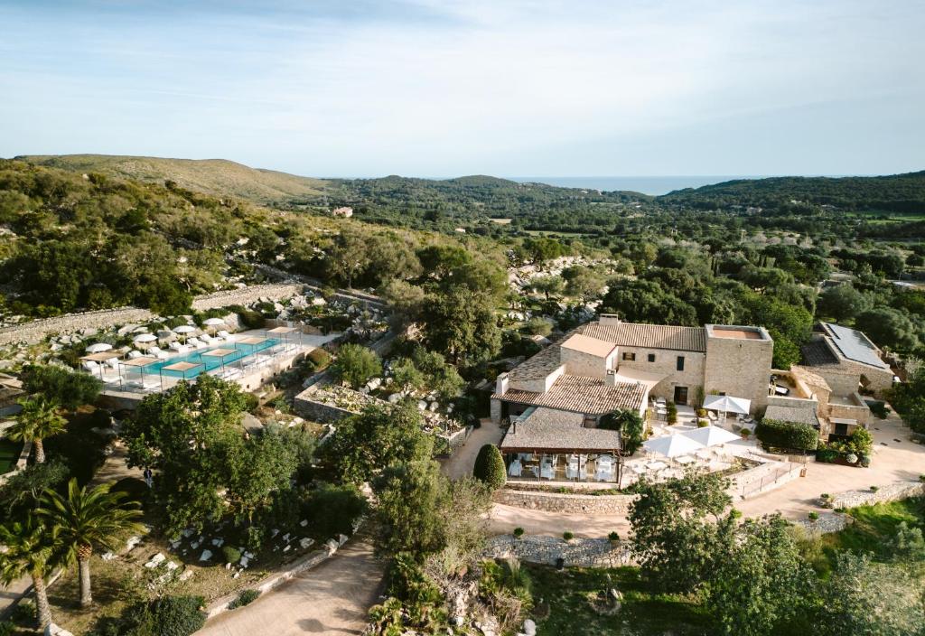 卡普德佩拉Cases de Son Barbassa Hotel & Restaurant的享有带游泳池的度假村的空中景致