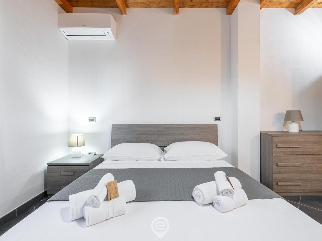 贡内萨Floris Modern House的一间卧室配有带毛巾的床