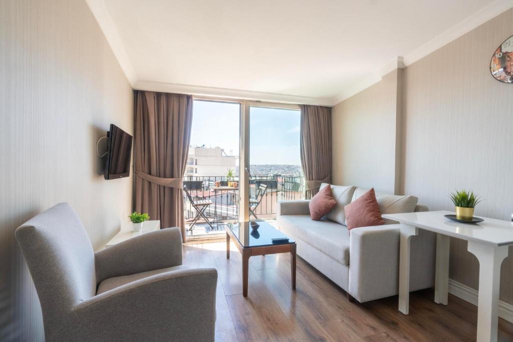 伊斯坦布尔6 Apartment Galata的客厅配有沙发和桌椅