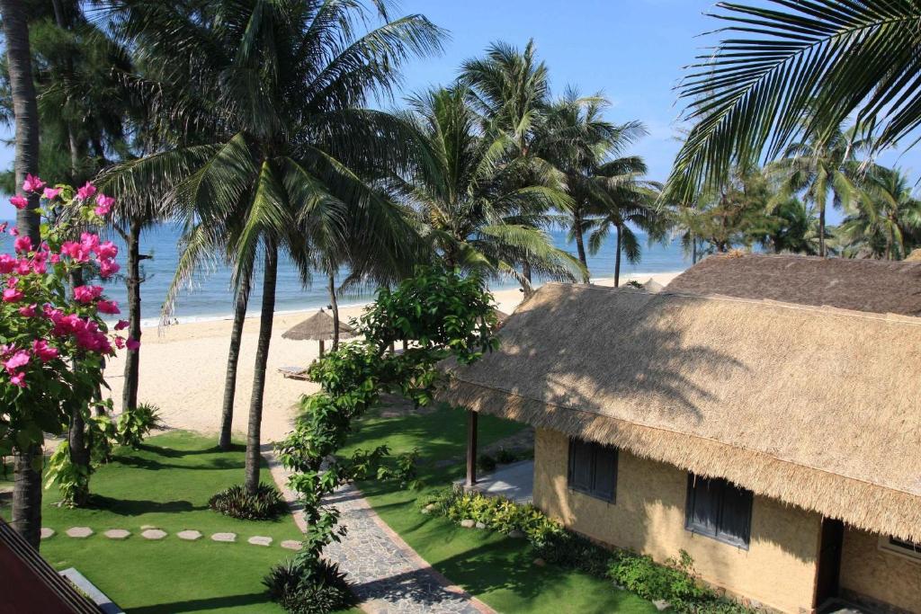 美奈翠竹村庄海滩水疗度假酒店的享有海滩美景。