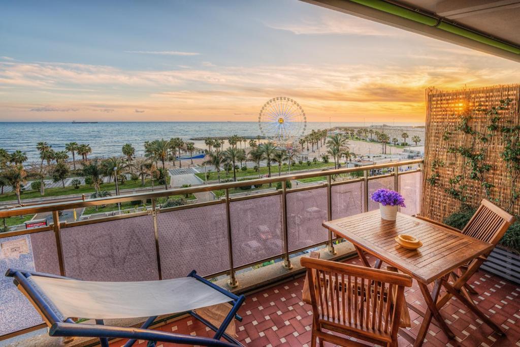 奇维塔韦基亚卡萨苏尔马尔住宿加早餐旅馆的阳台配有桌椅,享有海景。