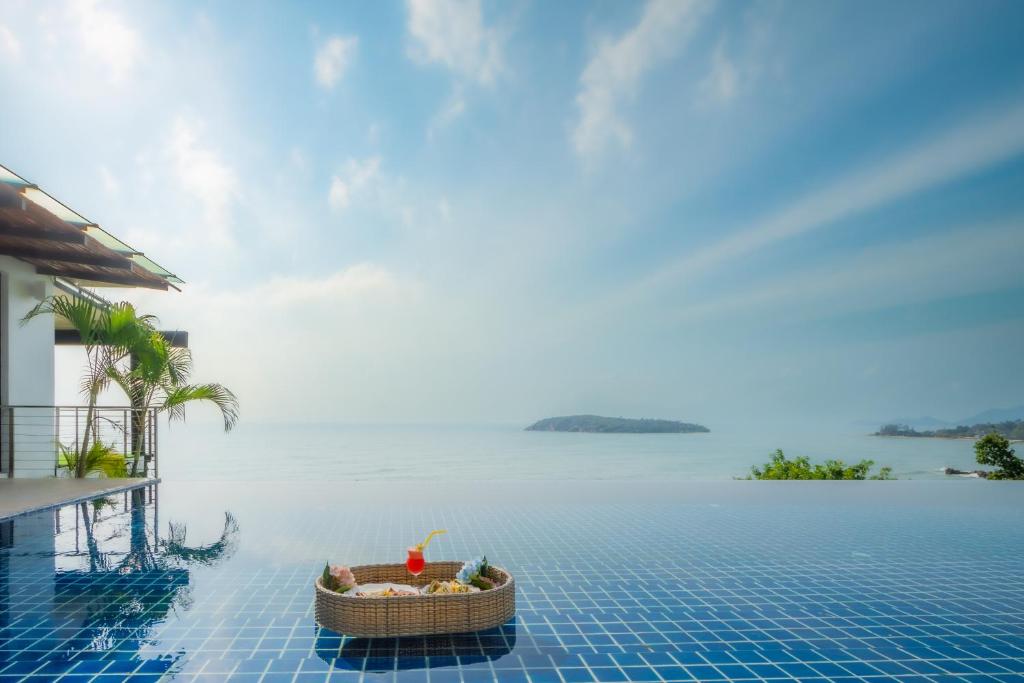 苏梅岛Bluemango Pool Villa & Resort Koh Samui的水上的度假游泳池