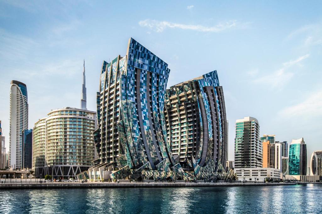 迪拜Unlock J One Downtown Dubai的城市景观,高楼和水景