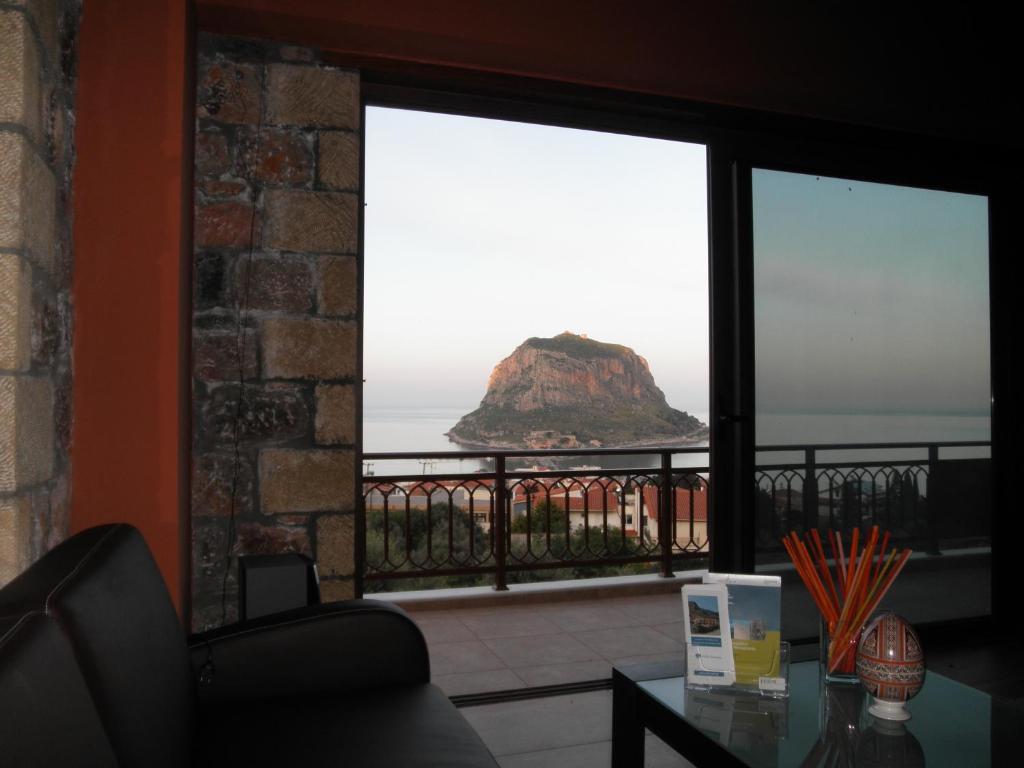 莫奈姆瓦夏卡萨莱别墅旅馆的客房透过窗户可欣赏到山景