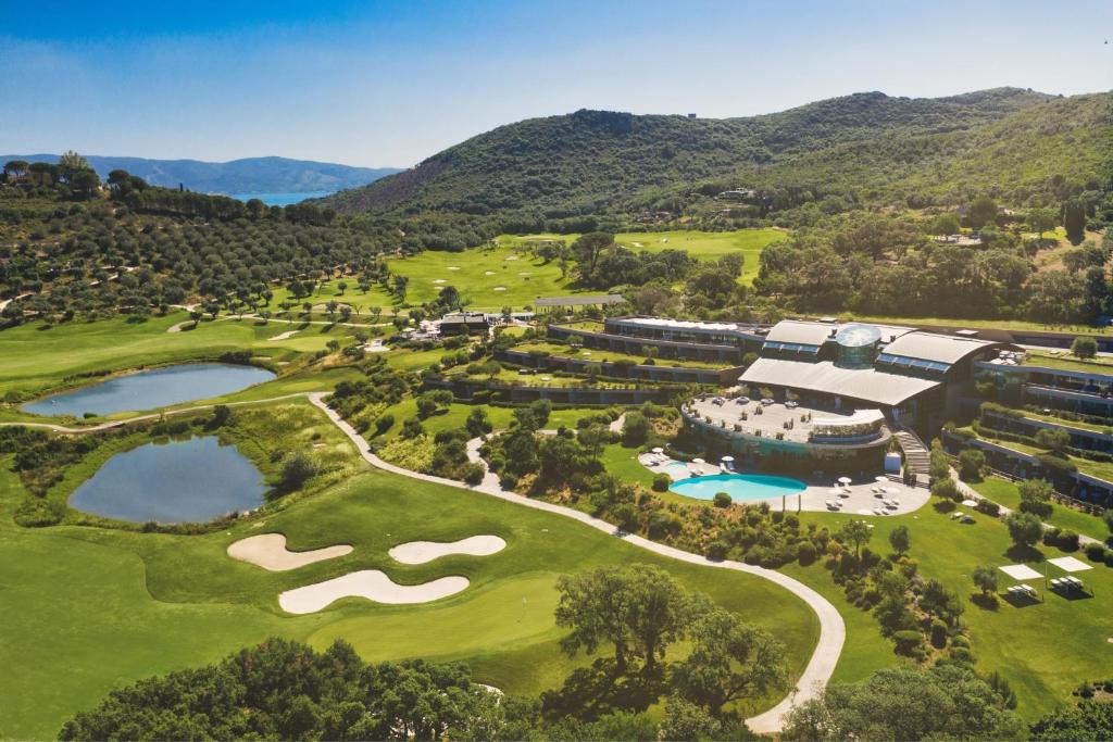 波尔图·埃尔科莱Argentario Golf & Wellness Resort的享有度假村高尔夫球场的空中景致