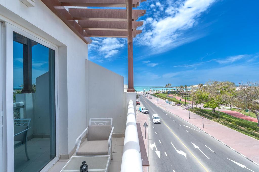 迪拜Beach Walk Boutique Jumeirah的享有道路景致的阳台