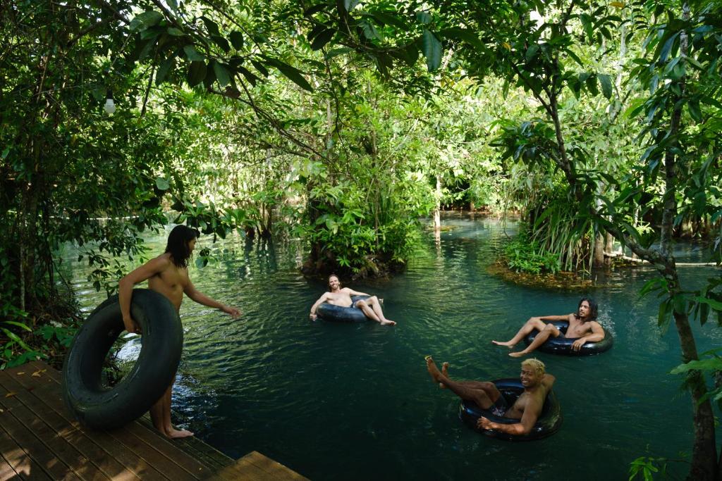 Tha Lane BayBlu Monkey Pooltara Krabi Hotel & Villas Pet Friendly的河里水中的一群人