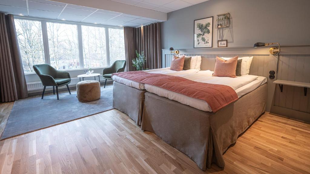 LundsbrunnLundsbrunn Resort & Spa的酒店客房带一张大床和椅子