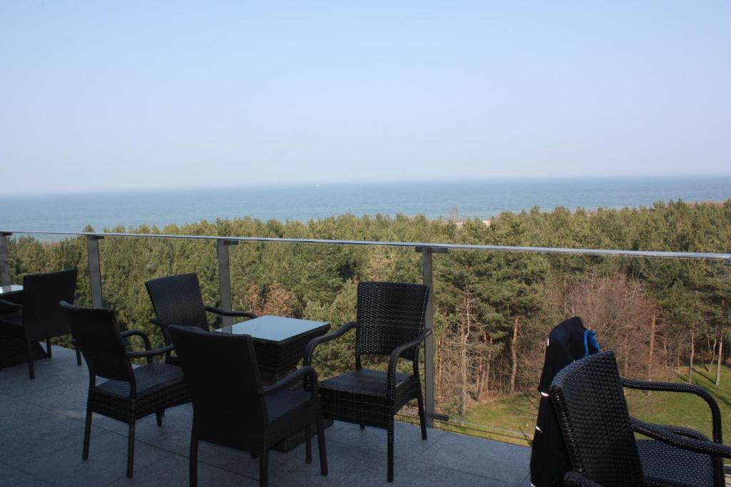 弗瓦迪斯瓦沃沃Apartament Patio 50 m od plaży的一个带桌椅的海景阳台
