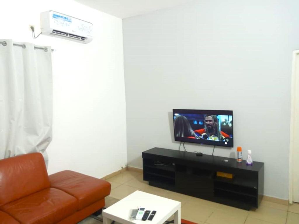 洛美HEBERTOGO TOKOIN CASABLANCA的带沙发和平面电视的客厅