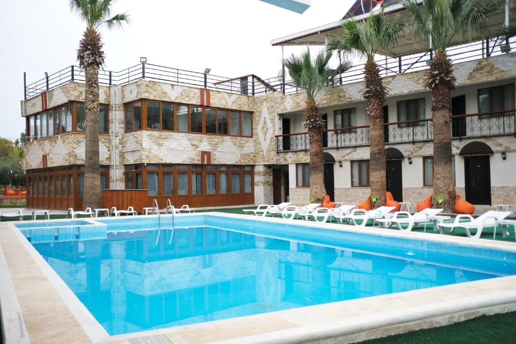 代尼兹利Pamukkale Apollon Garden的酒店前的游泳池